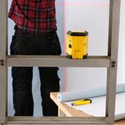 Livella-laser-a-croce-raggio-rosso-autolivellante-C-Line-Stanley-STHT77611-0-ambientata