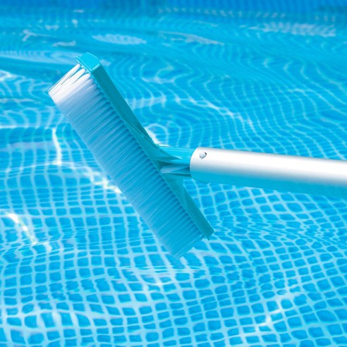 Kit-pulizia-piscine-Deluxe-Intex-28003-ambientata