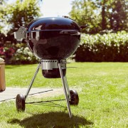 Barbecue a carbone Weber Master-Touch GBS Premium E-5770 nero ambientato