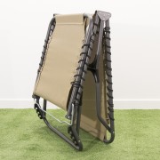 Lettino-sdraio-pieghevole-beige-chiuso