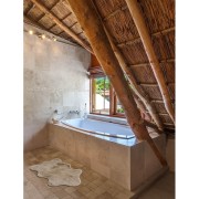 Tappeto Fur Beige in pelliccia sintetica Sobel ambientato