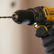 Trapano avvitatore V20 Stanley Fatmax 18V kit SFMCD700C2K luce LED