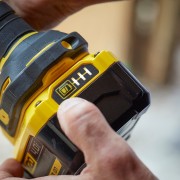 Smerigliatrice angolare a batteria V20 Stanely Fatmax 18V 4Ah SFMCG400M2K-QW 5035048724156 livello carica batteria