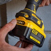 Batteria Litio V20 Fatmax 18V 4 Ah Stanley SFMCB204 indicatore livello di carica