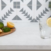 Pellicola adesiva per mobili in vinile Concrete white D-c-fix ambientata