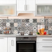 Pannello paraschizzi cucina adesivo da parete Azulejos grigio Crearreda ambientata