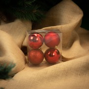 Palline di Natale in plastica rosso Ø 8 cm confezione da 4 pezzi ambientata