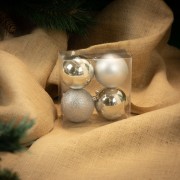 Palline di Natale in plastica argento Ø 8 cm conf da 4pz ambientata