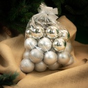 Palline di Natale in plastica argento Ø 8 cm conf da 24 pz ambientata