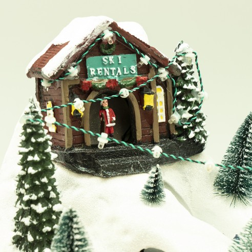 Villaggio di Natale musicale con luci e montagne innevate Domus dettaglio
