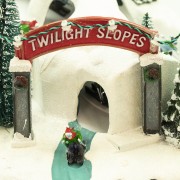 Villaggio di Natale musicale con luci e montagne innevate Domus dettaglio