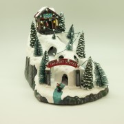 Villaggio di Natale musicale con luci e montagne innevate Domus