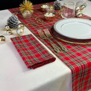 Runner natalizio Scott tartan rosso con filo lurex oro e nappe 40x145 cm