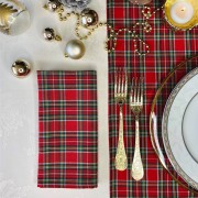 Runner natalizio Scott tartan rosso con filo lurex oro e nappe 40x145 cm