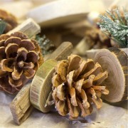 Pendente natalizio in legno naturale con pigne H55 cm dettaglio