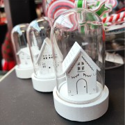 Campana di vetro con casetta bianca e luce LED H9 cm assortito