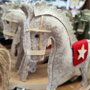 Decorazione natalizia cavallo a dondolo legno feltro 22cm assortito