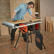 Sega a banco 1800W lama 254 mm con gambe di supporto Black Decker BES720-QS