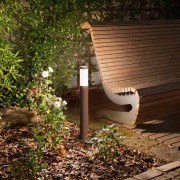 Lampione paletto giardino Tokyo E27 in acciaio, bronzo, IP44 ambientata