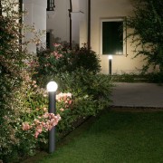 Lampione paletto giardino Skittle E27 in alluminio, antracite, IP54 IN.TEC. ambientata