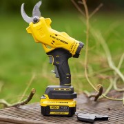 Forbice per potatura a batteria 18V V20 Li-Ion taglio 32 mm Stanley SFMCPP32B-XJ