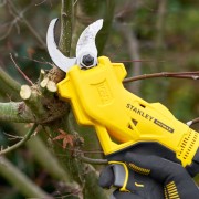 Forbice per potatura a batteria 18V V20 Li-Ion taglio 32 mm Stanley SFMCPP32B-XJ