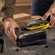 Set caricabatterie con 2 batterie 18V 2A V20 Stanley SFMCB12D2-QW