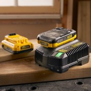 Set caricabatterie con 2 batterie 18V 2A V20 Stanley SFMCB12D2-QW