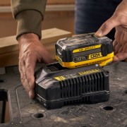 Set caricabatterie con batteria 18V 4A V20 Stanley SFMCB14M1-QW