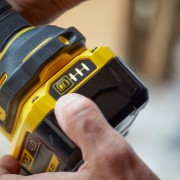 Smerigliatrice angolare a batteria 18V Stanley Fatmax V20 SFMCG400B-XJ