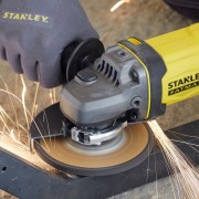 Smerigliatrice angolare a batteria 18V Stanley Fatmax V20 SFMCG400B-XJ