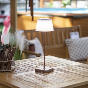 DEA Lampada da tavolo senza fili LED H 38cm corten, ricaricabile, dimmerabile, IP44 ambientata