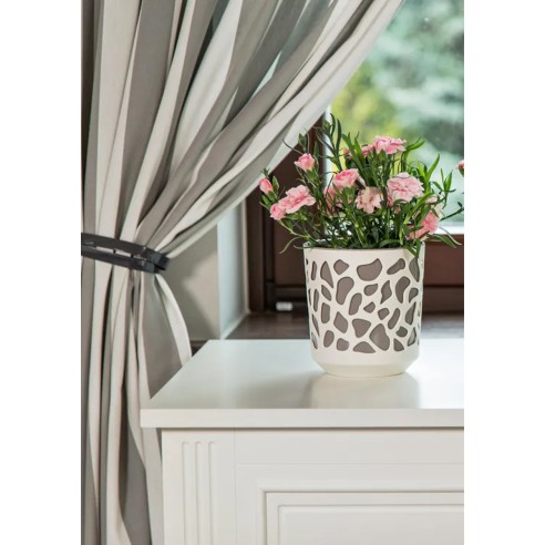 Duet portavaso da interno con inserto per piante e fiori crema-tortora ambientato