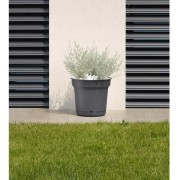 Vaso Hydral con sistema riserva d'acqua e sottovaso, ambientato