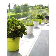 Vaso Hydral con sistema riserva d'acqua e sottovaso, ambientato