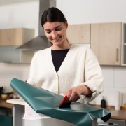 Pellicola adesiva per mobili Uni Verde Germano reale opaco D-c-fix applicazione