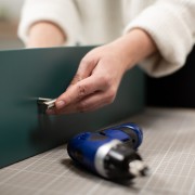 Pellicola adesiva per mobili Uni Verde Germano reale opaco D-c-fix applicazione