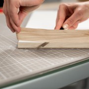 Pellicola adesiva per mobili Pino del Giura D-c-fix applicazione