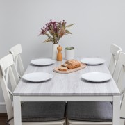 Pellicola adesiva per mobili Sangallo grigio chiaro D-c-fix ambientata