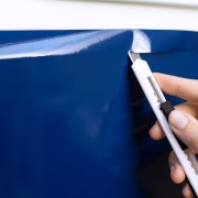 Pellicola adesiva per mobili blu navy D-c-fix applicazione