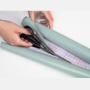 Pellicola adesiva per mobili Verde salvia d-c-fix applicazione