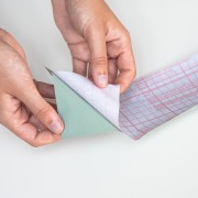 Pellicola adesiva per mobili Verde salvia d-c-fix applicazione