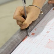 Pellicola adesiva per mobili Rovere Sheffield grigio perla D-c-fix applicazione