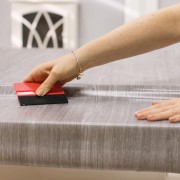 Pellicola adesiva per mobili Rovere Sheffield grigio perla D-c-fix applicazione