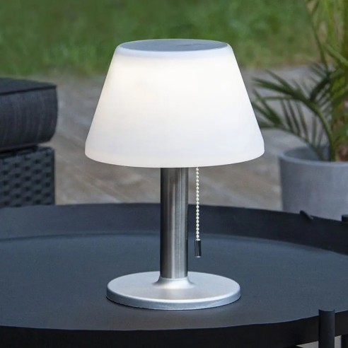 Lampada da tavolo LED solare con interruttore Domus Light ambientata