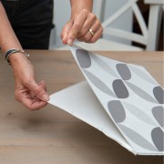 Piastrelle adesive per pavimenti Geometric Style Floor Tiles d-c-fix applicazione