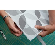 Piastrelle adesive per pavimenti Geometric Style Floor Tiles d-c-fix applicazione