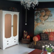 Pellicola adesiva per mobili Giglio Firenze rosso 45cmx2m D-c-fix ambientata