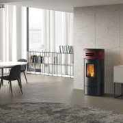 Stufa a pellet canalizzabile Yung130++ Bordeaux EK63-ambient