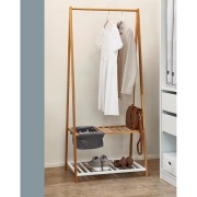 Stander appendiabiti bamboo con ripiano e cestino Domopak Living ambientato